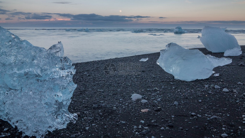 漂浮在Jokulsarlon冰川海滩和满图片