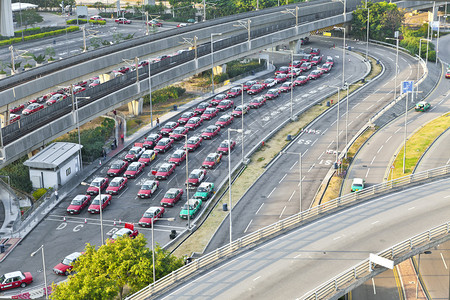 机场的高速公路和出租车站图片