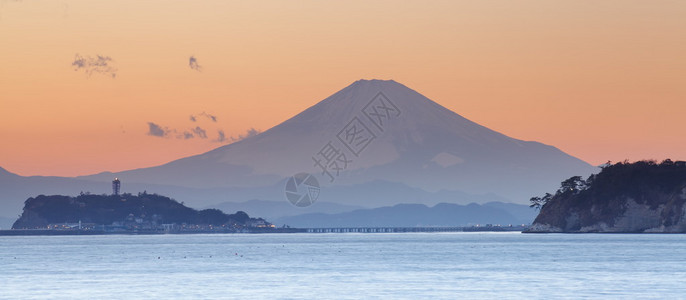 东京湾日落时的富士山和大海图片