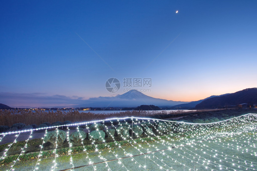 冬季富士山与圣诞灯饰图片