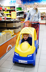 儿童友好型超市购物图片
