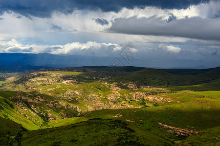 圣巴索莱索托布塔布泰地区的丘陵景观雨落在远处莱索托背景