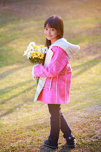 小亚洲女孩拿着一束鲜花图片