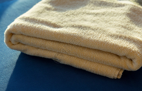 折叠的一堆黄色浴巾或沙滩巾图片