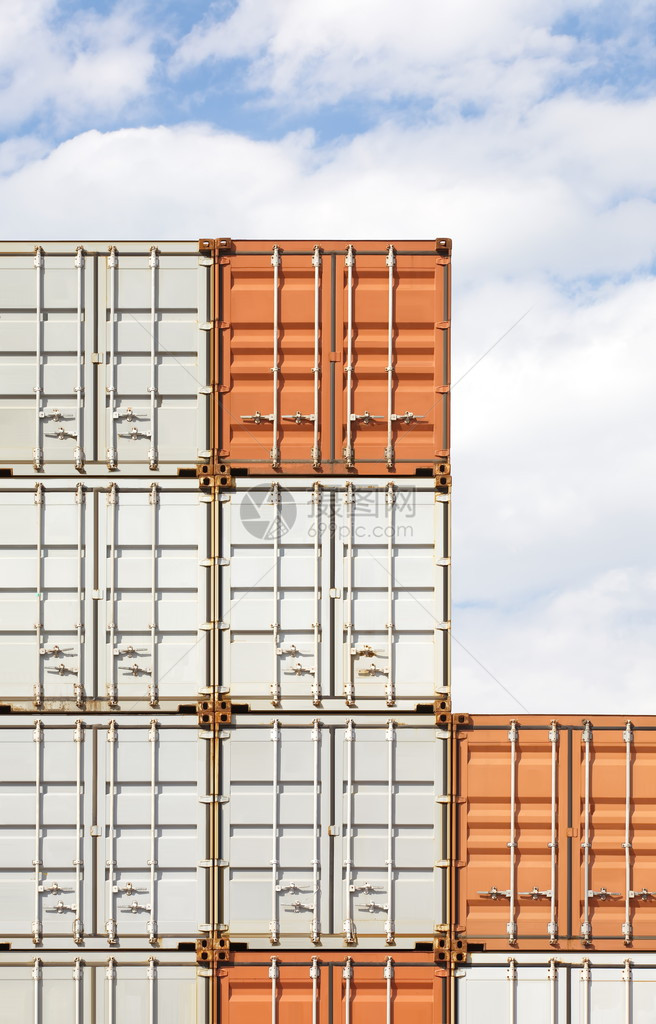 货物集装箱堆装在货船海港码图片