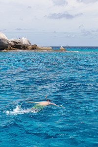 在美丽的蓝海中自由潜水浮游在美丽图片