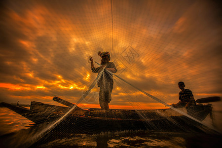 Bangpra湖渔民在捕鱼时采图片