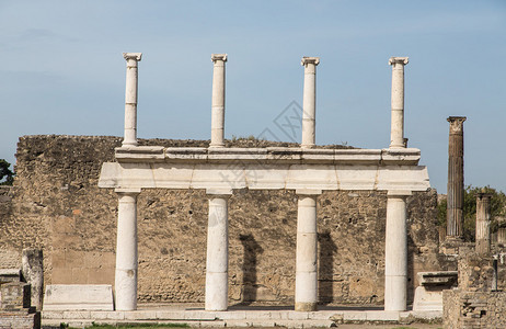 庞贝石柱古城庞贝古城的双排白石柱背景