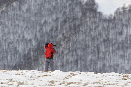 冬天山的摄影师图片