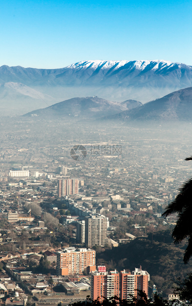 智利城市的垂直视图地平线上有山峰图片
