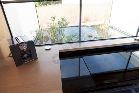 厨房的木制桌上的电烤炉和烤面包机图片