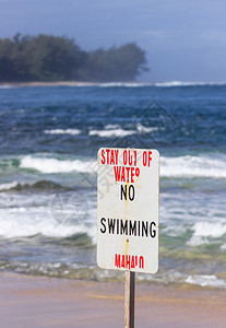 警告在夏威夷Kauai的隧道海滩上严戒不游泳在险恶的图片