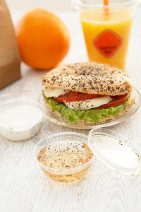 午餐三明治和橙汁图片
