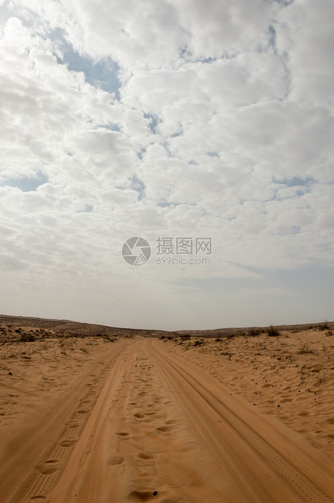 穿越沙漠的道路图片