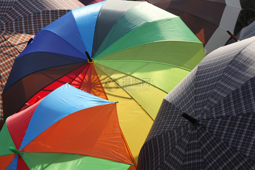 许多彩色雨伞系列从当地市场出售由图片