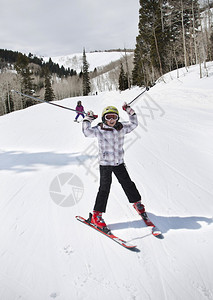 年轻女孩在滑雪场上玩得开心图片