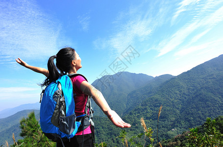 在山峰的美丽风景中图片