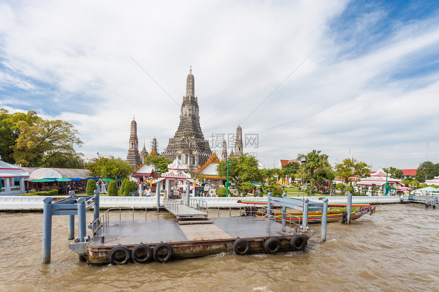 郑王庙是游客在2013年11日来欣赏曼谷美景的图片