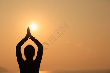 健康瑜伽女在日出海图片