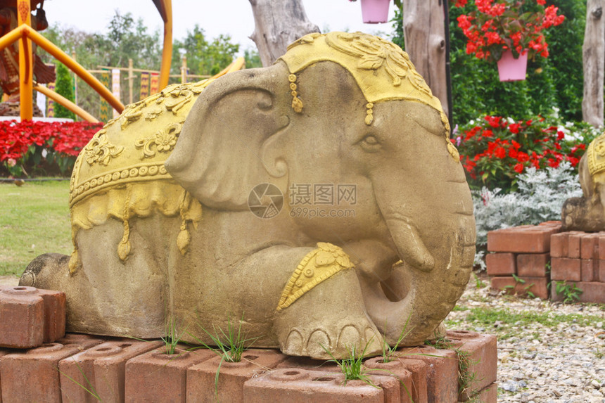 雕像大象跪石清迈泰国图片