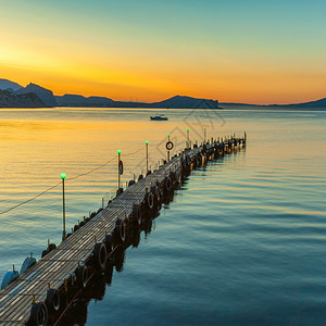 海上金色的夕阳背景图片