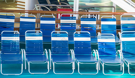 豪华游轮甲板上的一排躺椅图片
