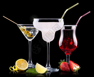 酒类鸡尾酒加美味的夏季水果贝里冷却鸡尾酒马提尼莫吉托图片