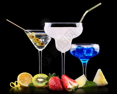 酒类鸡尾酒加美味的夏季水果贝里冷却鸡尾酒马提尼莫吉托背景图片