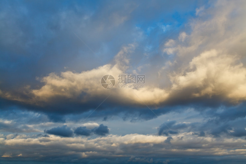 深蓝色的冬夜天空中厚重的积云图片