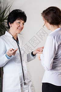 老年女医生与年轻患者交谈图片