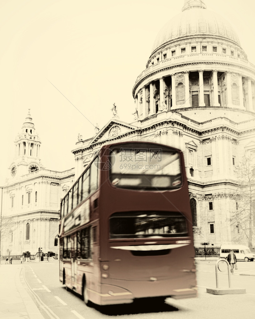 圣保罗大教堂和红色公车在伦敦塞图片