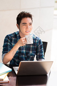 一个人在网吧喝咖啡的垂直图像图片