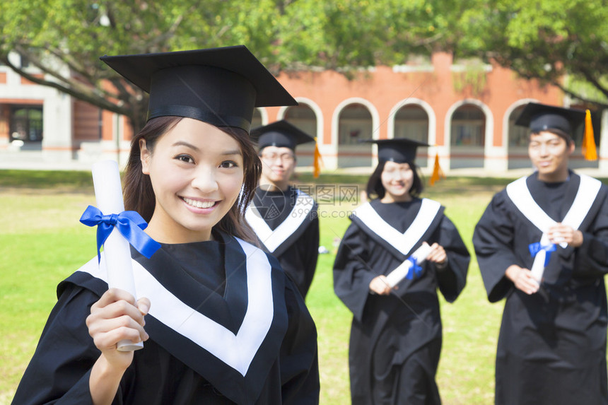 微笑着的大学毕业生图片