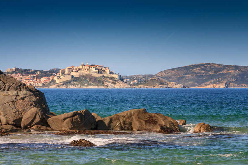 从Corsica的Balagne地区附近的PetraMunaPetraMuna高原上取来的卡尔维城堡图片