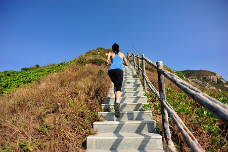 运动女跑步爬上山楼梯图片