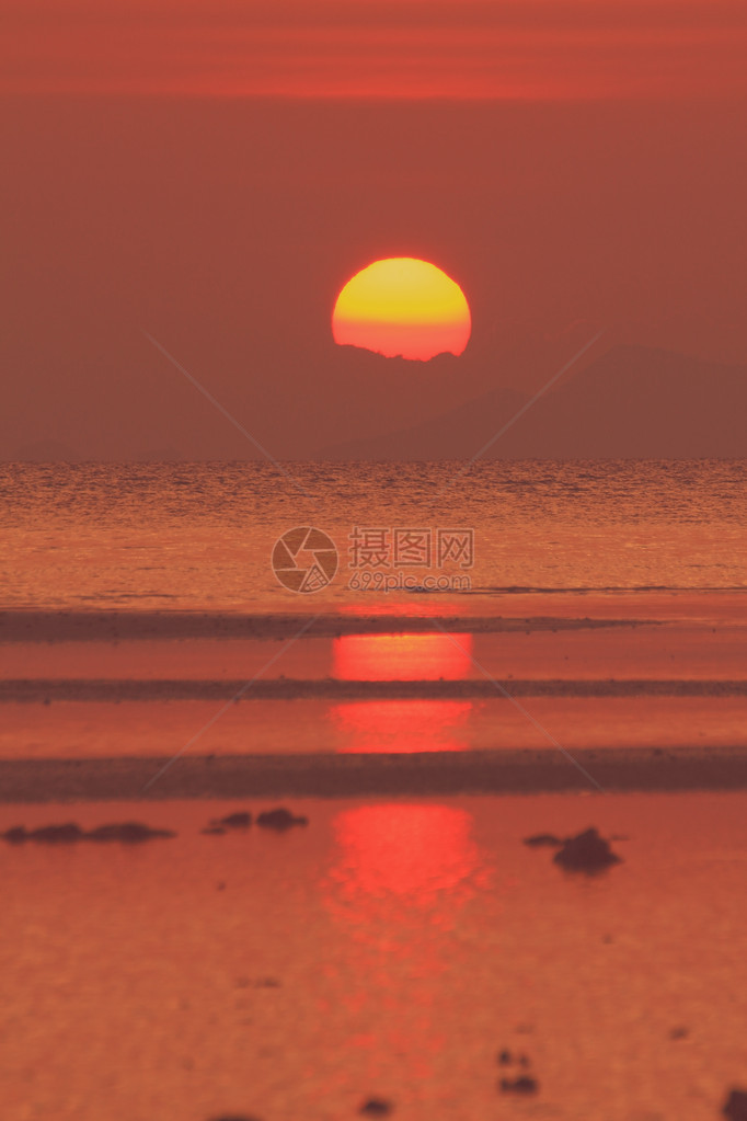 红日落在海面上有金图片