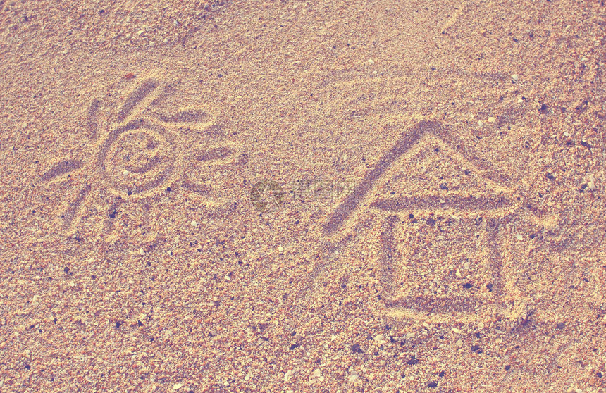 房子和快乐的阳光在沙上拉起沙滩子产生古图片