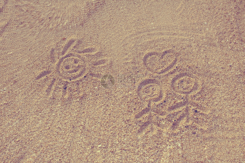 以古老的过滤效果在沙滩上画可爱和快图片