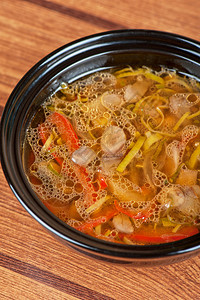 新鲜蔬菜汤由蘑菇胡图片