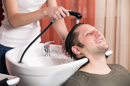 在美容院美发沙龙洗男人头发图片