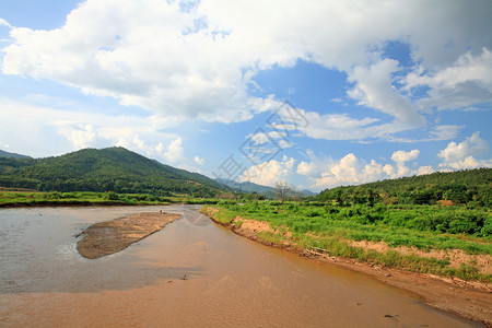 MaeChaem河与蓝色天空图片