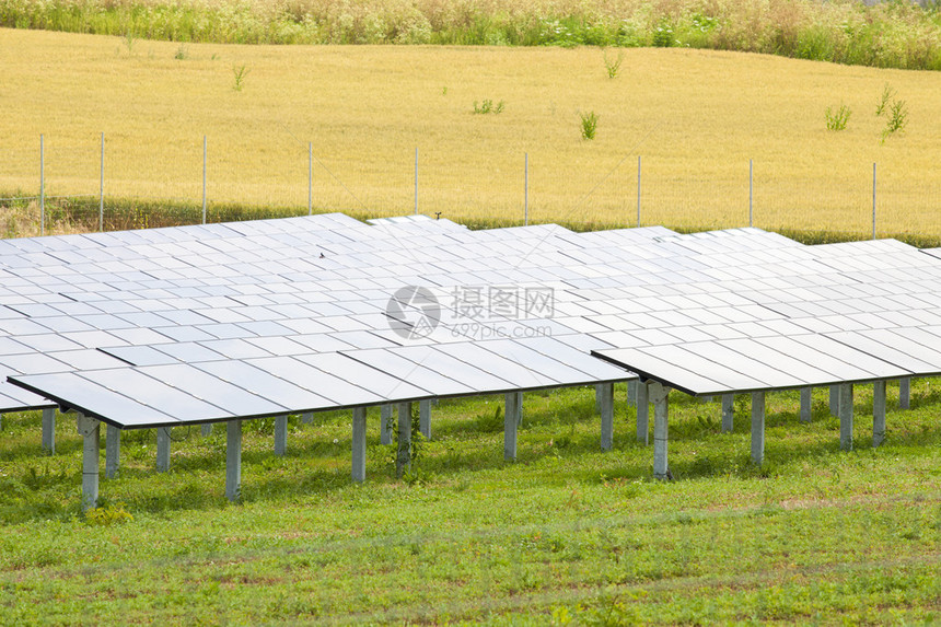 野外太阳能电池板发电厂替代能源图片