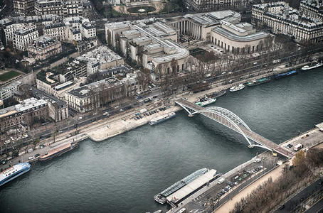 与塞纳河的巴黎都市风景在冬天图片