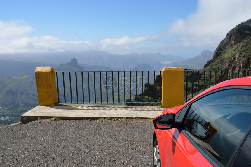 汽车停在山景前的视点上租车旅行是加那利岛非常受欢图片