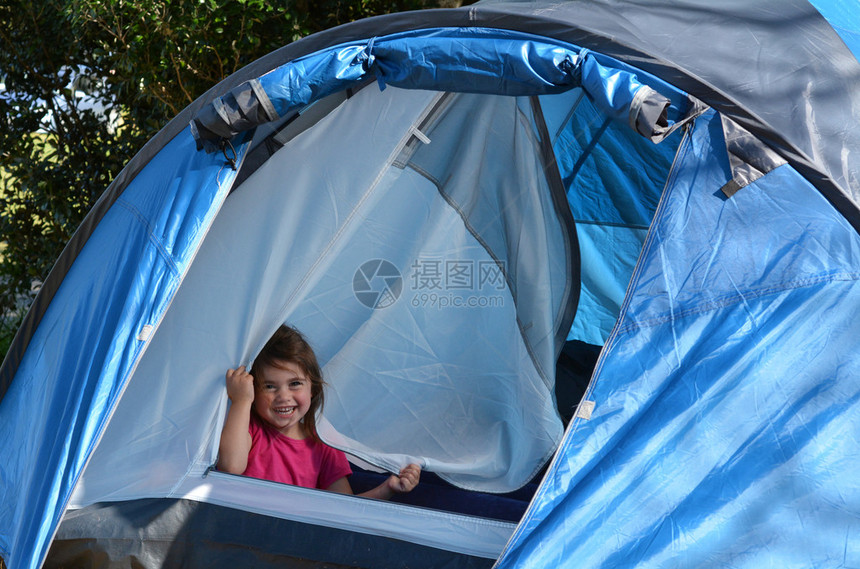 露营帐篷里的快乐女孩图片