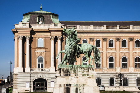 匈牙利布达佩斯皇宫的马术雕像位于匈图片