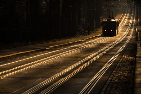 夕阳下的电车轨道图片