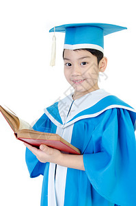 带着红书幼儿园毕业制服的亚裔孩子图片