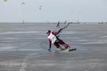 在结冰的海面上放风筝图片