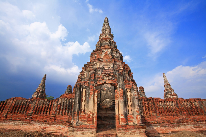 泰国Ayutthaya历史公园的WatChaiwattatnaram对抗蓝天古老寺图片